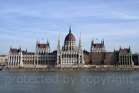 Angesichts der ungarischen Parlaments in der Donau in Budapest foto