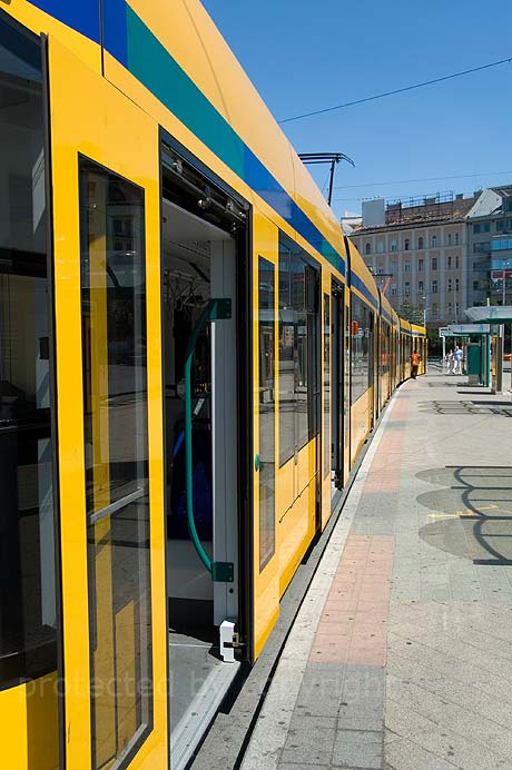 Artikuliert laengste Strassenbahn der Welt in Budapest foto