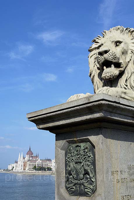 Blick auf das Parlament von der Kettenbruecke in Budapest foto