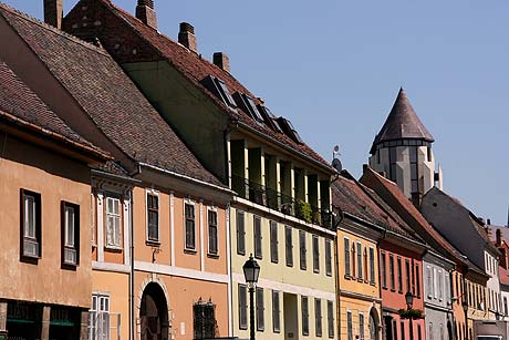 Blick auf eine Strasse mit alte Haeuser in der Altstadt von Budapest foto