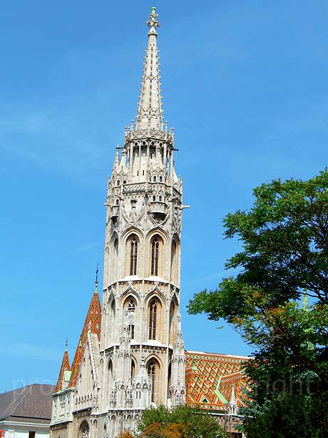 Der Glockenturm der Kirche auf Matthias Buda Huegel in Budapest foto