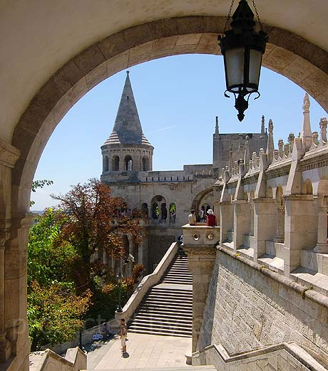 Der grosse Turm der Fischer s Bastion auf dem Burgberg von Budapest foto