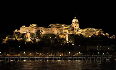 Der koenigliche Palast in Budapest bei Nacht foto