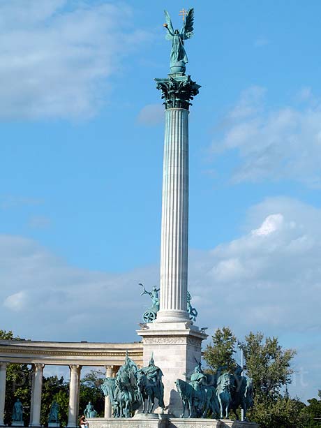 Die Spalte und die Pferde Statuen der Millenniums Denkmal Heldenplatz in Budapest foto