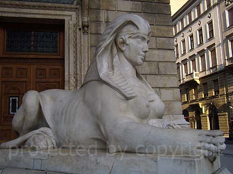 Die Sphinx eine der beruehmten Statue von Budapest foto