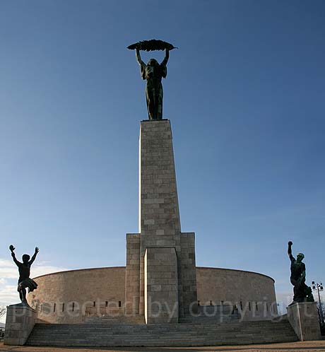 Freiheit Statue oder Szabadsag Szobor auf dem Gellert Berg in Budapest foto