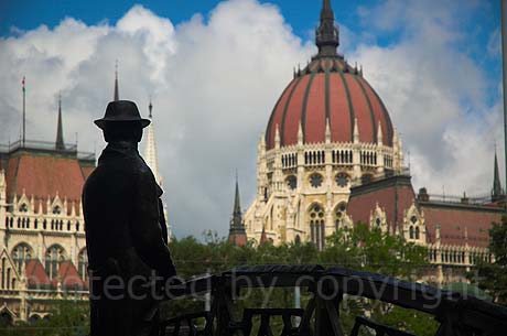 Imre Nagy und ungarischen Parlament Budapest foto