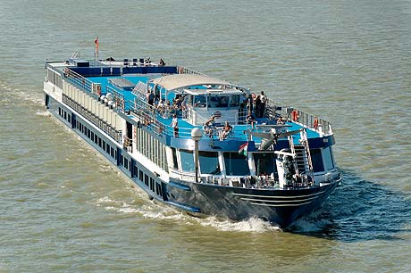 Kreuzfahrtschiff mit Passagier auf Donau Budapest foto