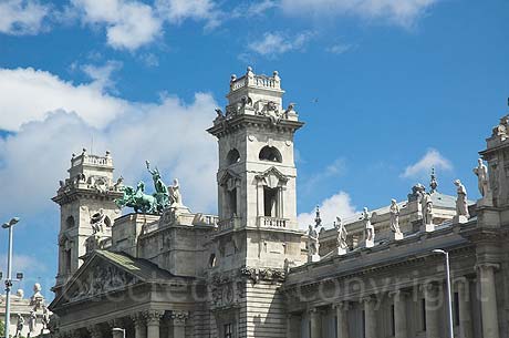 Neo klassischen Fassade des Gebaeudes in Budapest foto