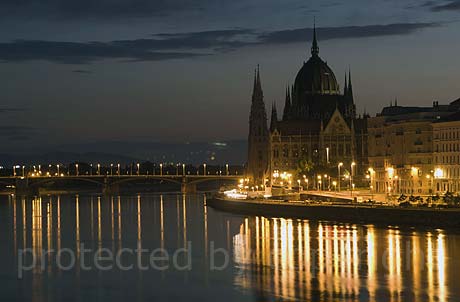 Parlament in Budapest bei Sonnenaufgang foto