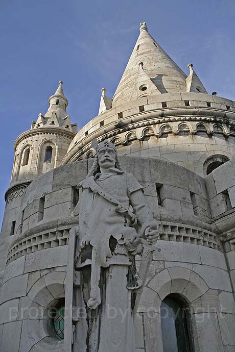 Statue eines mittelalterlichen Soldaten vor Fischer s Bastion Budapest foto