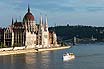 Budapest Parlament An Der Donau Und Touristenboot