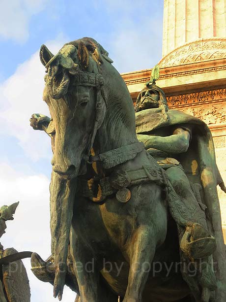 Ungarische Koenig Statue Budapest foto