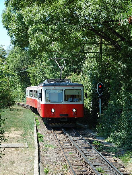 Zahnradbahn die auf den Endstation in Budapest foto