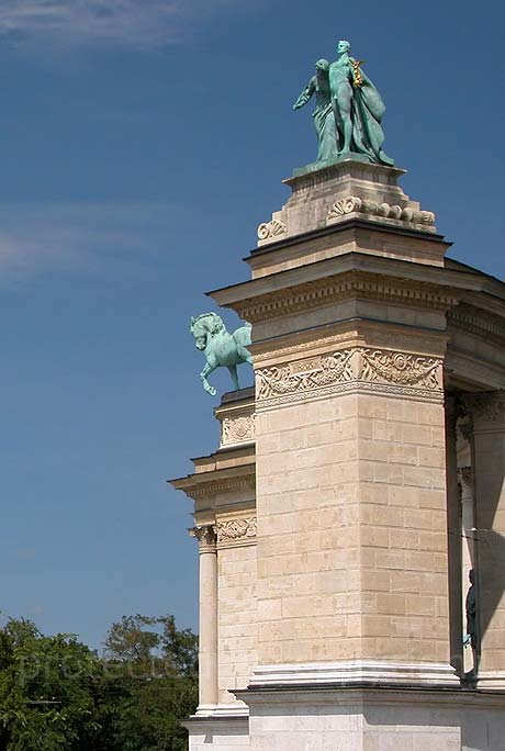 Detail de la Place d'Heros à Budapest photo