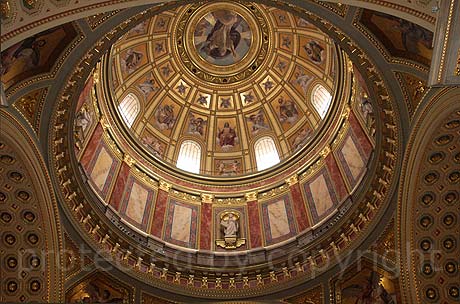 Détails à l'intérieur de basilique Saint-Etienne à Budapest photo