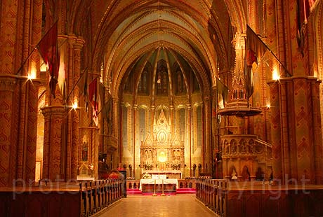 Intérieur d'une église à Budapest photo