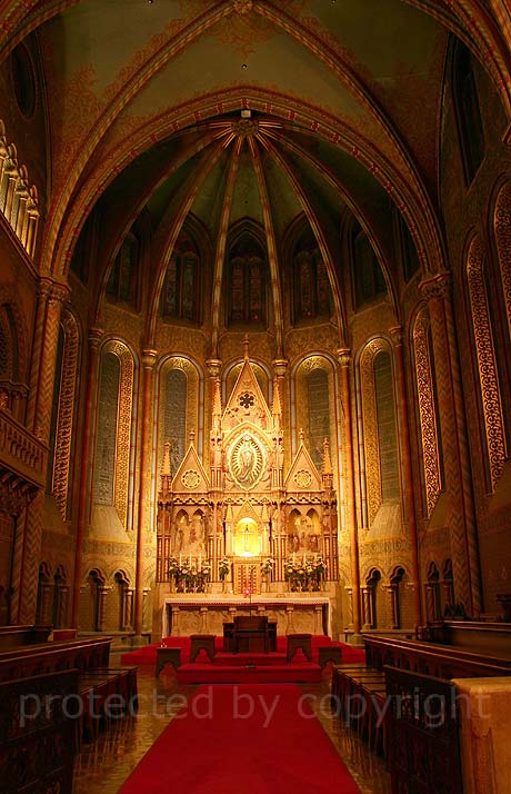 Intérieur d'une église pendant la nuit à Budapest photo