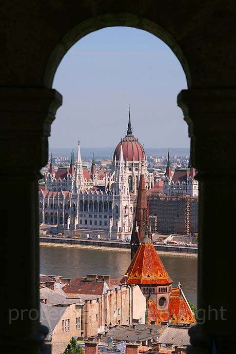 L'avis du Parlement à travers l'arche du Bastion des Pêcheurs à Budapest photo