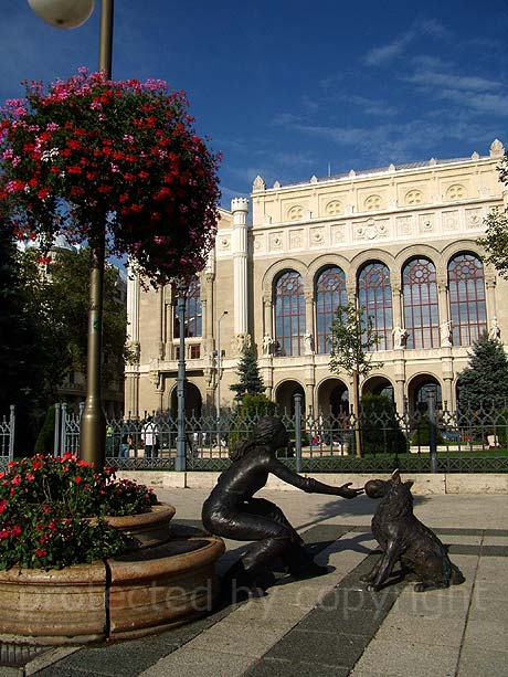 La statue d'une jeune filleavec un chien en face du bâtiment Vigado Budapest photo