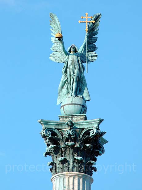 La statue de l'Archange Gabriel dans la Place des Héros à Budapest photo