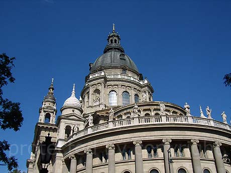 Le bâtiment de la basilique de Saint-Etienne de Budapest photo