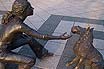 Fille Avec La Statue De Chien à Budapest