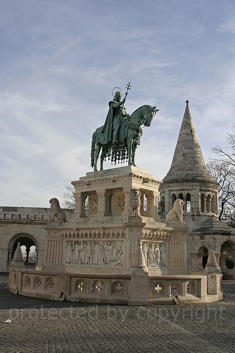 A magyar szent istvan szobra Budapesten foto