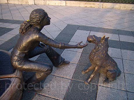 Statua ragazza col cane Budapest foto