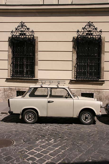 Orasul vechi in Budapesta si o veche faimoasa masina germana foto