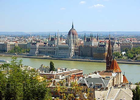 Vedere asupra Parlamentului Ungariei la Budapesta foto